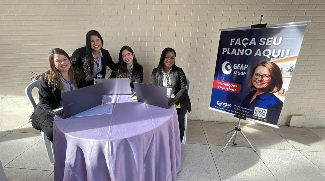 Equipe do Grupo VSX em atendimento presencial aos servidores, com banner do plano GEAP Saúde
